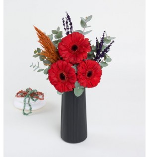 Siyah Çizgili Polimer Vazoda 3 Kırmızı Gerbera Çiçeği
